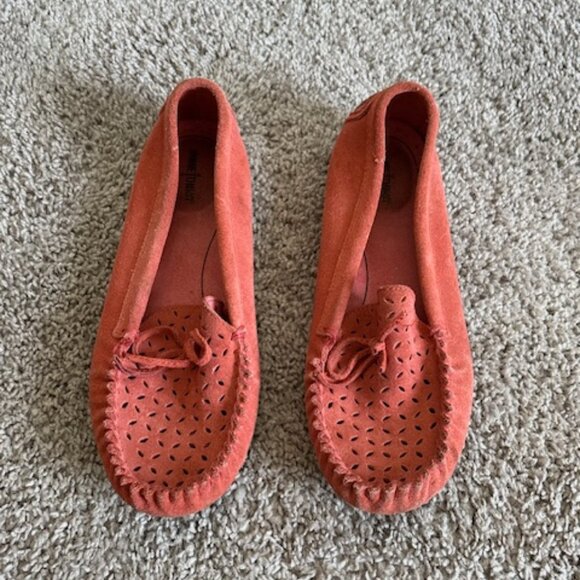 Minnetonka Moccasins Coral Handmade Leather shoes size 7.5 - Picture 1 of 6
